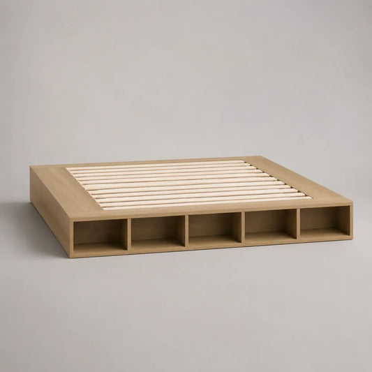 Stauraumbett aus Holz mit Lattenrost und 5 offenen Fächern, Natur, Liegefläche 180 × 200 cm, Gesamtmaß 220 × 220 × 35 cm